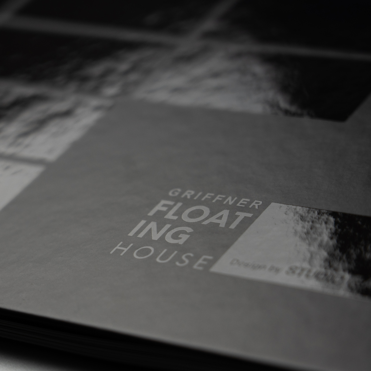Du siehst hier das hochwertige Hardcover der Broschüre vom Floating House von Griffnerhaus